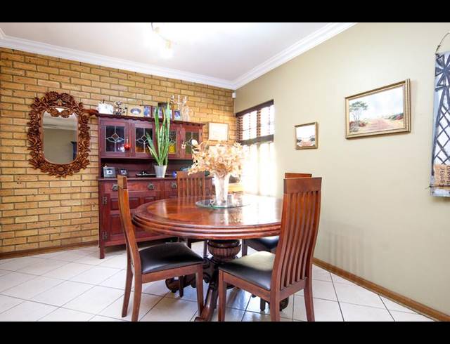 3 BEDROOM TOWNHOUSE FOR SALE IN THATCHFIELD